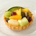 夏のときめきを詰め込んだ、“サマーフルーツタルト”(税込968円)