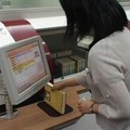 貸出・返却の際は図書のICタグを読み取り