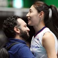 “バレー女帝”が日本に!? ポーランド代表監督とのアツい2ショット公開