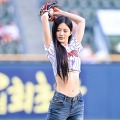 驚異の“極細ウエスト”に韓国プロ野球ファンも釘付け！ILLIT・ミンジュ、大胆フォームの始球式で球場魅了【PHOTO】