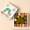 「はらぺこあおむし」クッキー缶　価格：3,301円（税込）© 2025 Penguin Random House LLC. ERIC CARLE, THE VERY HUNGRY CATERPILLAR, THE WORLD OF ERIC CARLE logo, the Caterpillar logo and relateddesigns, logos, and names are trademarks and/or registered trademarks of Penguin Random House LLC. All rights reserved. “The Very HungryCaterpillar” is published by nguin Random House LLC.