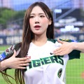 衣装がはち切れそう…韓国プロ野球の19歳チア、ぴたぴたユニホーム姿でファン魅了「最高ですね！」【PHOTO】