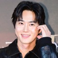 EXO・スホ、新曲『Medicine』MV公開！ミュージカル風演出で“恋の感情”をカラフルに表現