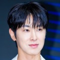 「脚長すぎ」東方神起・ユンホ、オフショットで見せた“モデル級スタイル”にファン驚愕！【PHOTO】