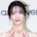 ソファに寝そべる写真に“男性の影”が写り込み…女優パク・ジヒョンに熱愛説浮上、事務所がコメント