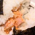 プレミアムおにぎり 紅鮭ほぐし（柚子胡椒仕立て）＠撮影：渡邉