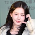 “ほぼ紐”ドレスで話題になったi-dle・ミヨン、“腹チラ”ルックで可愛さと妖艶さを披露【独自写真】