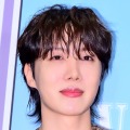BTS・J-HOPE、TXT＆TWSとの“先輩後輩SHOT”公開！優しさあふれる笑顔にときめき【PHOTO】