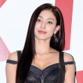 TWICE・ジヒョ、胸元がぱっくり開いた衣装で見せた“ド迫力体型”！自信みなぎるスタイルに注目【PHOTO】