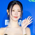 ベッド上で挑発的な雰囲気…“ほぼ紐ドレス”で話題を集めたミヨン、ミニスカ姿が「やばい」【PHOTO】