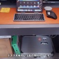 エフェクターボードを“足置き台”として活用（C）メルルーサ丸岡