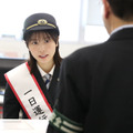 運行管理者の業務体験をする丹生明里【撮影／平木昌宏】