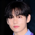 BTS・V、腹筋＆胸筋を公開！極上の妖艶さに天使と悪魔の顔…ファッション誌撮影が話題【PHOTO】