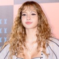 BLACKPINK・リサ、ブラトップ透け見え“大胆衣装”で色気爆発！ヘルシーボディに視線集中【PHOTO】