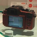 　パナソニックが9日に発表したムービー一眼「LUMIX DMC-G2」。マイクロフォーサーズ規格の小型デジタル一眼カメラで、3型タッチパネル液晶を搭載。直感的なタッチ操作で女性ユーザーの拡大を見込む。