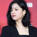 TWICE・ジョンヨン、“ピチッ”とタイトウェアで引き締めボディ披露！「美しすぎ」「完璧」と反響