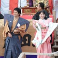 〈大阪 成田山不動尊〉左から）藤吉郎役／池松壮亮、寧々役／浜辺美波（C）NHK