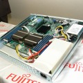 シンプルでコンパクトに設計された専用サーバ。スライドレールも省略されている。同日発売のXeon 5600番台を搭載するモデルも用意される