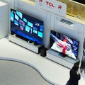 TCL家電展示エリアに展示された最新大型テレビ（C）TCL