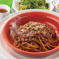 こく旨ミートソースランチ（セットサラダ・ドリンクバー・日替わりスープ付き）（税込604～879円）
