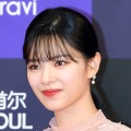 「直視できない」TWICE・ジョンヨン、“胸元パックリ”衣装で魅せた圧巻スタイルに釘付け！