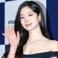 ずり落ちそうでハラハラ…TWICE・ダヒョン、美鎖骨丸出しのストラップレスドレス姿で魅了