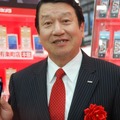「Xperia」を手に持つ、ドコモ山田社長