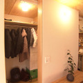 玄関に設けた大容量の収納スペース©MBS