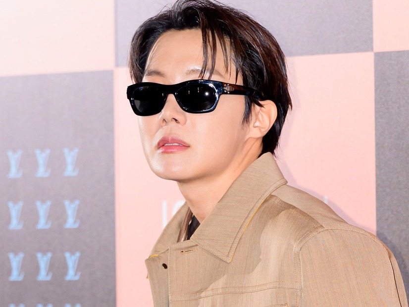 BTS・J-HOPE、ルイ・ヴィトンとのコラボスニーカー公開！独自のスタイルを「存分に楽しんで」