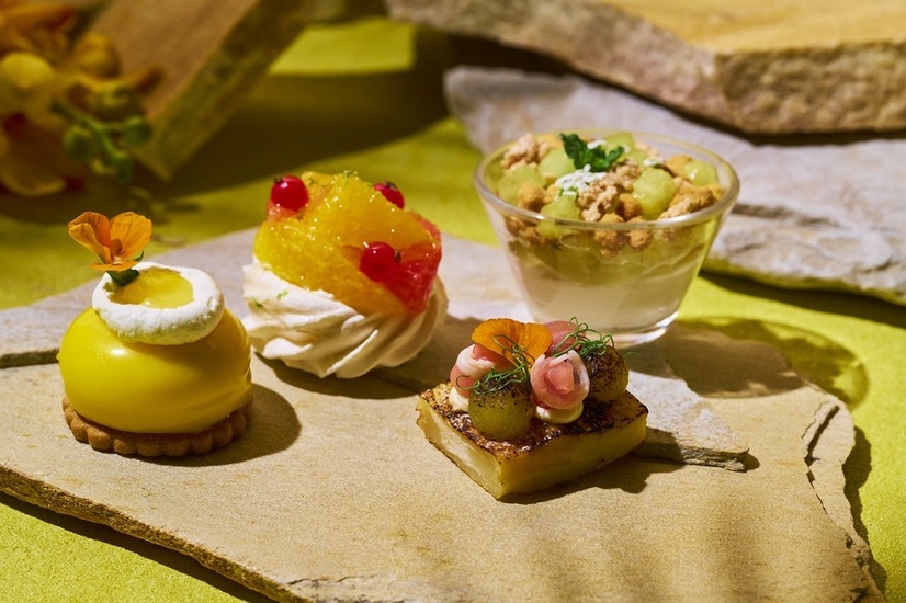 (左から)オレンジと日向夏のムース・柑橘のパヴロヴァ・メロンとアマレットのヴェリーヌ　(下)ベルガモットのパンペルデュ 生ハムとメロン