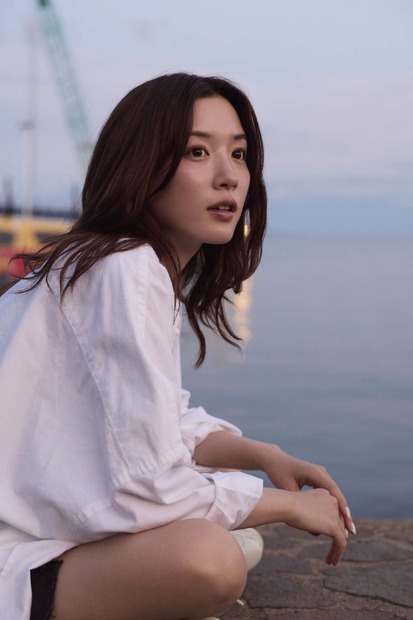 永野芽郁 フォトブック&スタイルブック スペシャルBOX「MAGNOLIE」©️SDP（撮影：伊藤彰紀（フォトブック）／熊木優（スタイルブック））