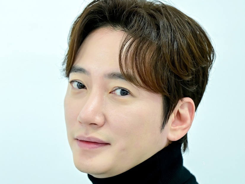 訃報伝えられた韓国俳優、誤認逮捕後の通話内容公開「同じ検査を5時間以上、費用も負担…呆れた」