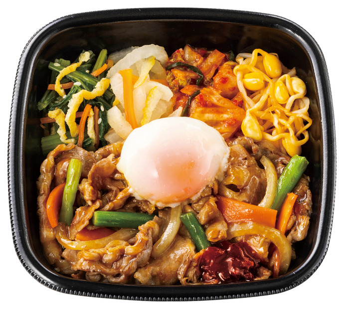 まぜて旨辛！ 温玉付き肉増し焼肉ビビンバ　1080円