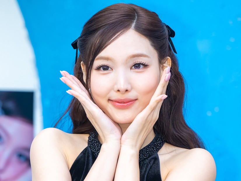 上目遣いでノックアウト…TWICE・ナヨン、チラ見え“シースルー”衣装にファン悶絶「やば！」「天使？」