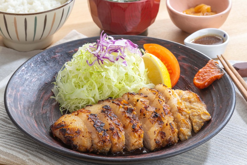 「豚トロみそ漬け炭火焼き」定食価格　1,240円（税込）