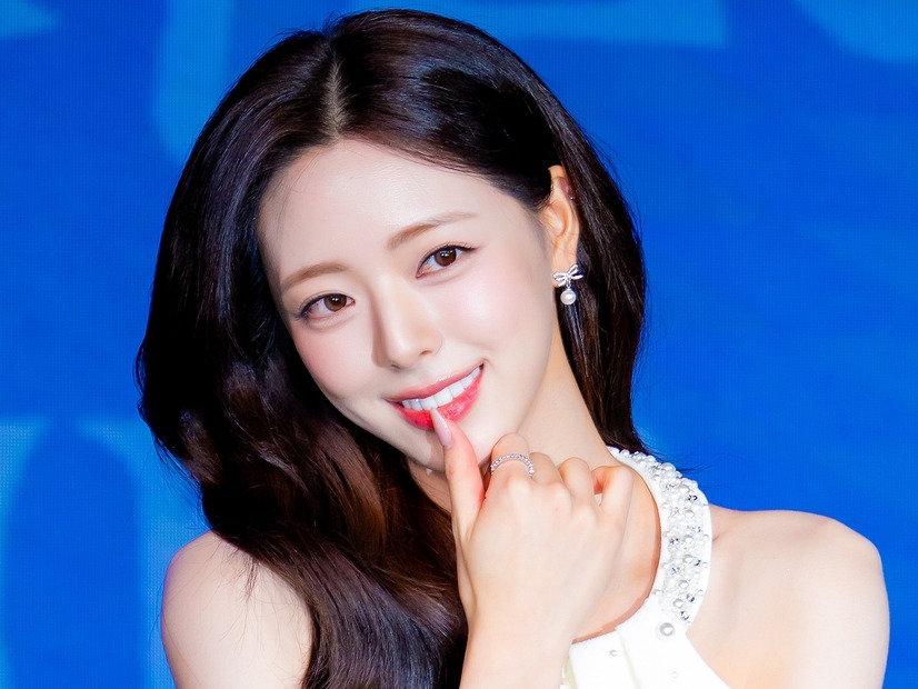 見事なボディラインで“骨盤パッド”疑惑も浮上したユナ、ヘソ出しコーデで美くびれ全開「すごい」「眼福」