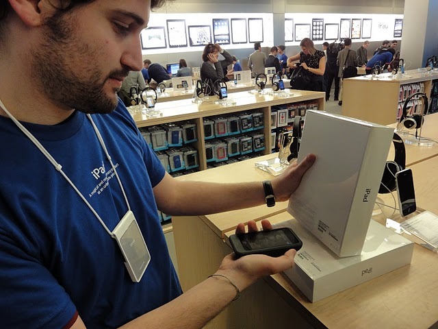 iPad販売開始の店内など