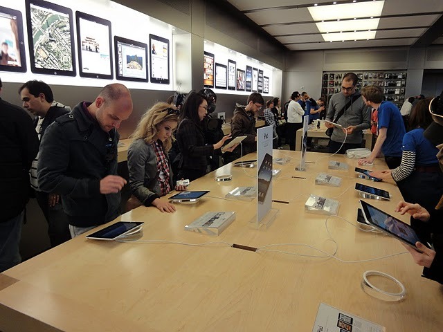 iPad販売開始の店内など