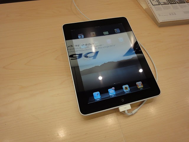 iPad販売開始の店内など