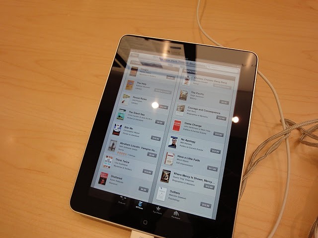 iPad販売開始の店内など