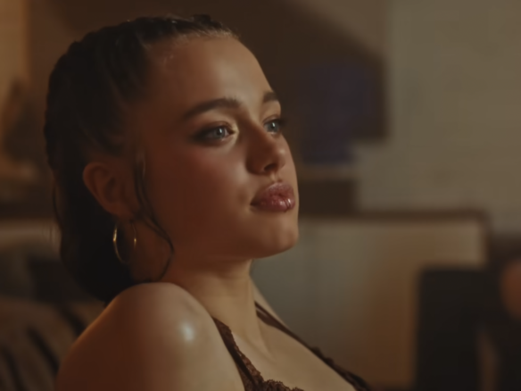 K-POPソロ歌手のMVにアンジェリーナ・ジョリーの娘が出演！自らオーディションに応募