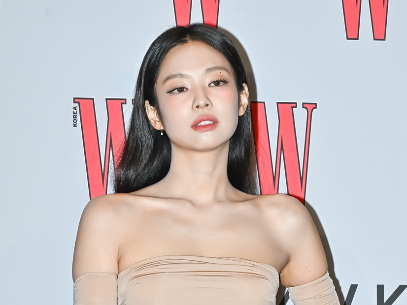 砂時計ウエストがくっきりと…BLACKPINK・ジェニー、ふんわり透けトップスで艶やかに