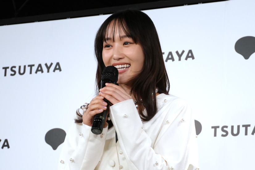 菅井友香【撮影：小宮山あきの】