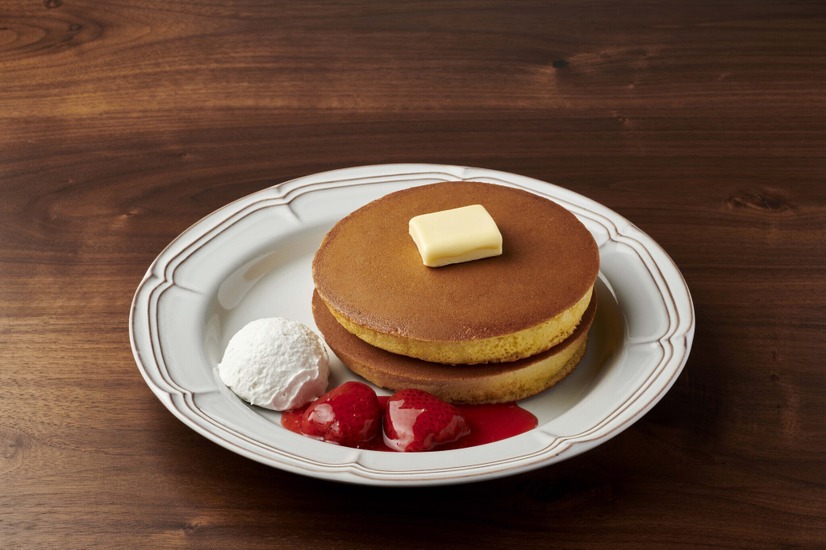 「トラディショナル・ホットケーキ 丸ごと苺ソース&ホイップクリーム」単品 890円→ 690円