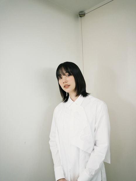 のん、白衣装で透明感際立つ幻想的なCMオフショに「抜群の可愛さ」「存在感がスゴイ」の声