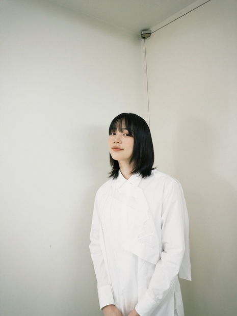 のん、白衣装で透明感際立つ幻想的なCMオフショに「抜群の可愛さ」「存在感がスゴイ」の声