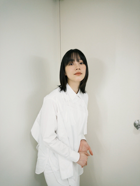 のん、白衣装で透明感際立つ幻想的なCMオフショに「抜群の可愛さ」「存在感がスゴイ」の声