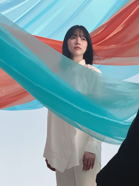 のん、白衣装で透明感際立つ幻想的なCMオフショに「抜群の可愛さ」「存在感がスゴイ」の声