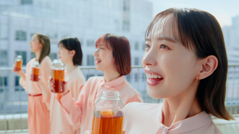 井桁弘恵が「ブレンディ」新CMで軽快な“お茶ダンス”披露！特別インタビューも公開！