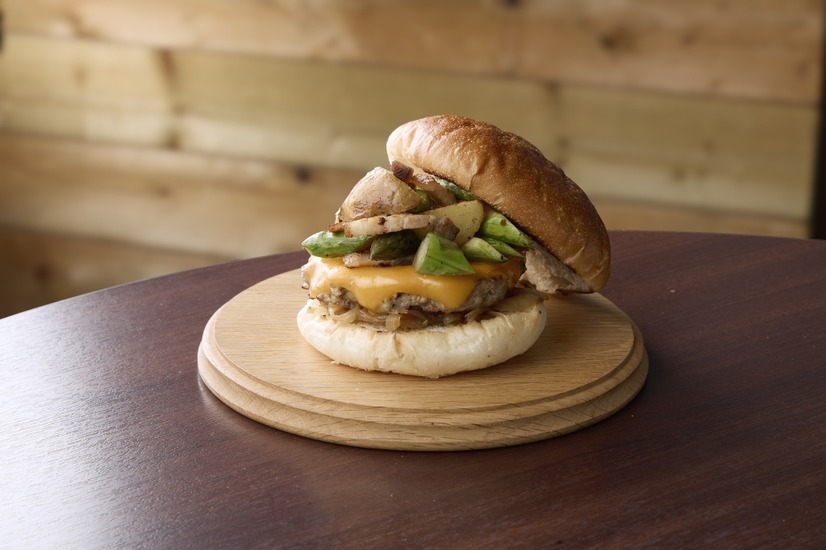 「富良野産アスパラガスと越冬じゃがいもと自家製ベーコンの和牛チーズバーガー」1,620円